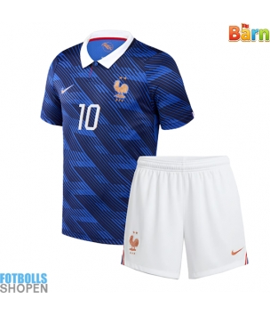 Billiga Frankrike Kylian Mbappe #10 Hemmatröja Barn VM 2026 Kortärmad (+ Korta byxor)